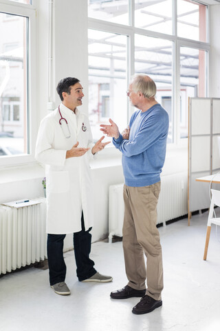 Gespräch zwischen Arzt und Patient in der Arztpraxis, lizenzfreies Stockfoto