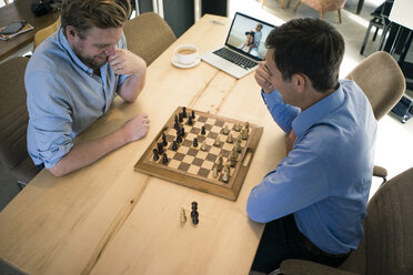 Draufsicht auf zwei Schach spielende Männer - JOSF02828