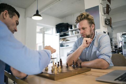 Zwei Männer spielen Schach, lizenzfreies Stockfoto