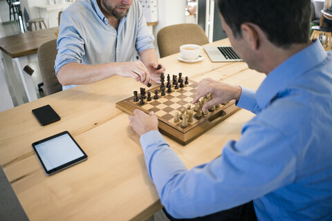 Zwei Männer spielen Schach, lizenzfreies Stockfoto