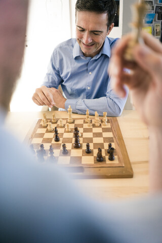 Zwei Männer spielen Schach, lizenzfreies Stockfoto