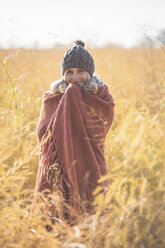 Porträt einer lächelnden schwangeren Frau auf einem Spargelfeld im Herbst - ASCF00920