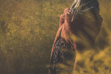 Close-up of pregnant woman standing in nature in autumn - ASCF00922