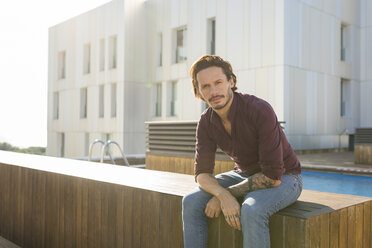 Man sitting on a rooftop terrace - VABF02104