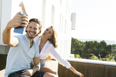 Pärchen auf Dachterrasse, Selfies machen - VABF02114