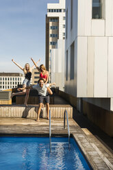 Freunde haben Spaß an einem Pool auf dem Dach - VABF02119