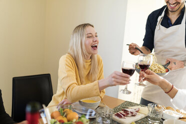 Freunde beim gemeinsamen Mittagessen, die Rotwein trinken - VABF02139