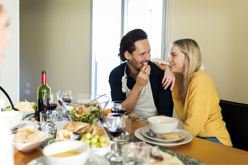 Freunde, die sich amüsieren, gemeinsam zu Mittag essen, ein flirtendes Paar am Tisch - VABF02142