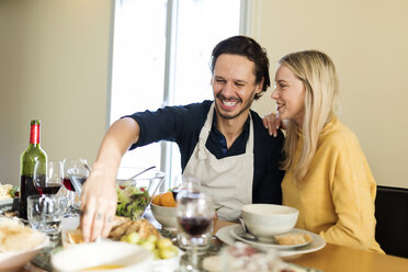 Freunde, die sich amüsieren, gemeinsam zu Mittag essen, ein flirtendes Paar am Tisch - VABF02143