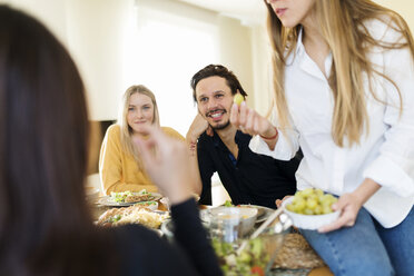 Freunde beim gemeinsamen Mittagessen - VABF02156