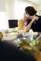 Freunde beim gemeinsamen Mittagessen, zärtliches Paar, das sich am Tisch küsst - VABF02157