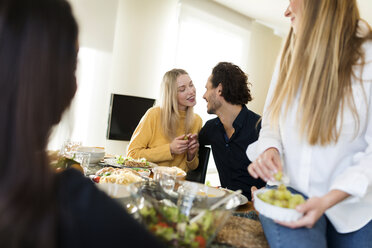 Freunde beim gemeinsamen Mittagessen, zärtliches Paar, das sich am Tisch küsst - VABF02158