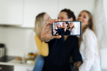 Freunde, die Spaß daran haben, in der Küche zu stehen und Fotos mit ihren Smartphones zu machen - VABF02167
