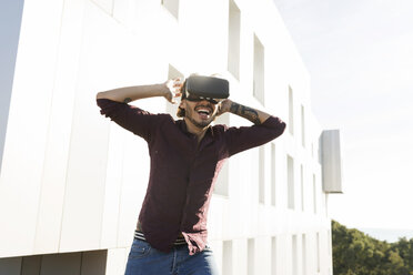 Mann auf einer Dachterrasse, Gaming mit VR-Brille - VABF02214