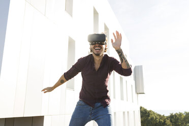 Mann auf einer Dachterrasse, Gaming mit VR-Brille - VABF02215