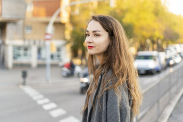 Junge Frau beim Pendeln in der Stadt, beim Überqueren einer Straße - ERRF00630