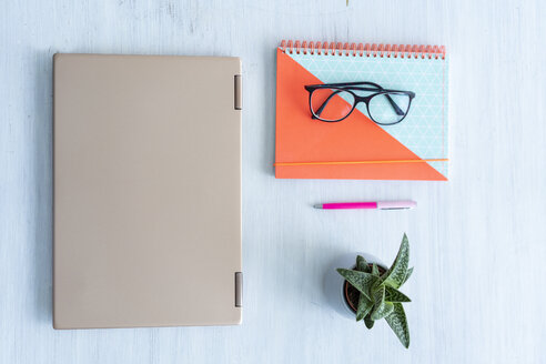 Laptop, Notebooks und Brillen auf einem Schreibtisch, flach liegend - AFVF02209