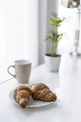 Croissants und eine Tasse Kaffee in einem Büro - AFVF02214