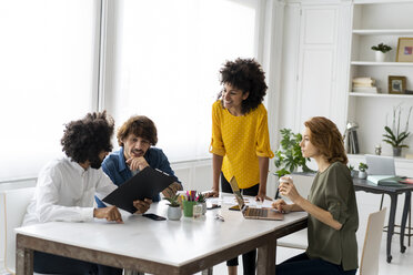 Junge Kreativschaffende arbeiten gemeinsam in einem Coworking Space - AFVF02242