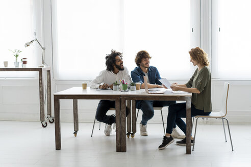 Junge Kreativschaffende arbeiten gemeinsam in einem Coworking Space - AFVF02250