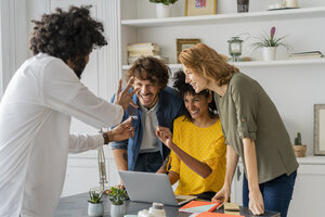 Junge Kreativschaffende arbeiten gemeinsam in einem Coworking Space - AFVF02257