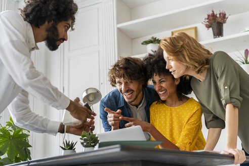 Junge Kreativschaffende arbeiten gemeinsam in einem Coworking Space - AFVF02258