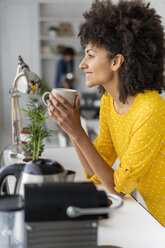 Frau genießt ihre Kaffeepause im Büro - AFVF02275