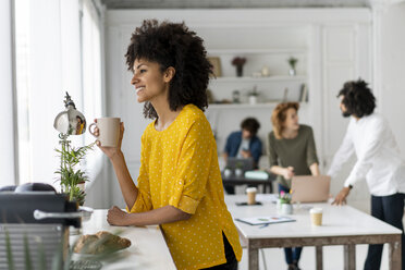 Woman enjoying her coffe break in the office - AFVF02278