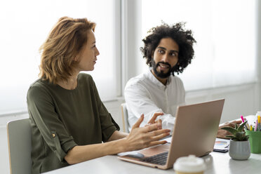 Junge Geschäftsleute im Coworking Space unterstützen sich gegenseitig - AFVF02286