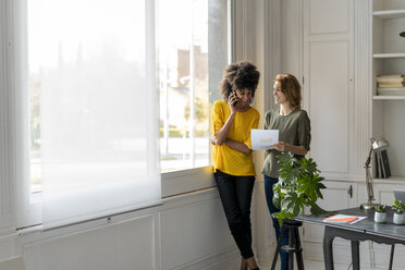 Colleagues in coworking space discussing business solutions - AFVF02297