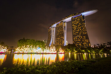 Singapur, Marina Bay Sands Hotel bei Nacht - SMAF01176