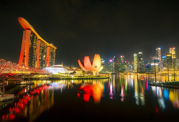 Singapur, Marina Bay Sands Hotel bei Nacht - SMAF01181