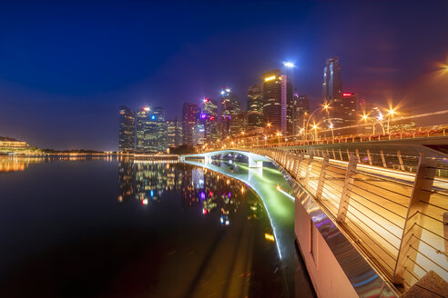 Singapur, Finanzviertel, Hochhäuser bei Nacht - SMAF01182