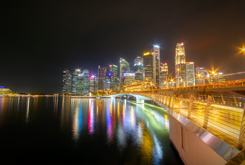 Singapur, Finanzviertel, Hochhäuser bei Nacht, lizenzfreies Stockfoto