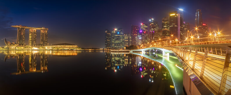 Singapur, Marina Bay Sands Hotel bei Nacht - SMAF01184