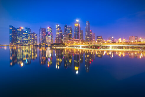 Singapur, Finanzdistrikt, Hochhäuser in den Abendstunden - SMAF01186
