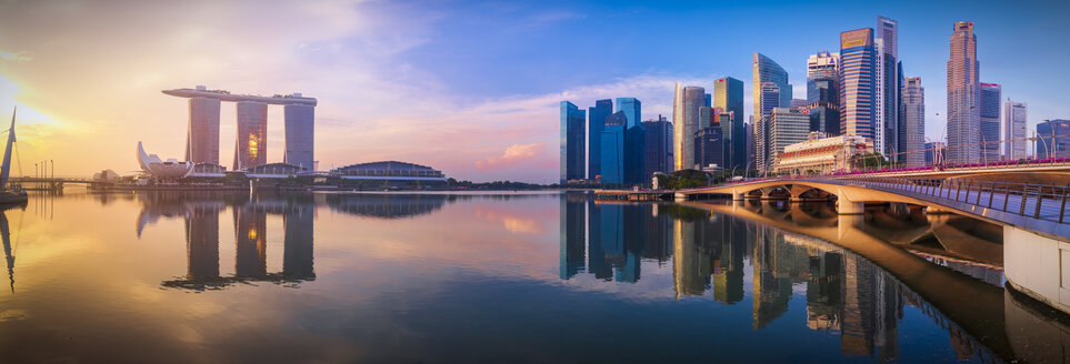 Singapur, Finanzviertel und Marina Bay Sands Hotel bei Sonnenaufgang - SMAF01187