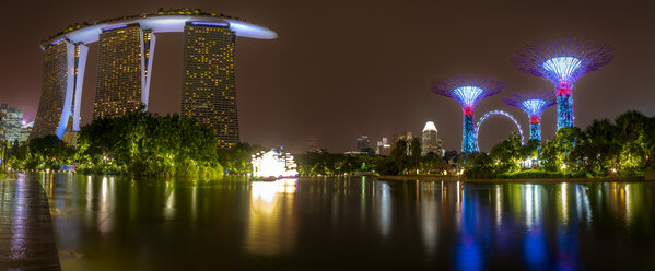 Singapur, Marina Bay Sands Hotel und Gardens by the Bea bei Nacht - SMAF01189