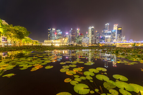 Singapur, Finanzviertel, Hochhäuser bei Nacht, lizenzfreies Stockfoto