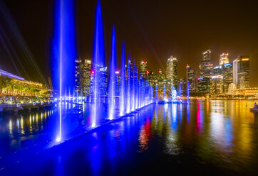 Singapur, Stadtbild bei Nacht, Wasserspiele - SMAF01192