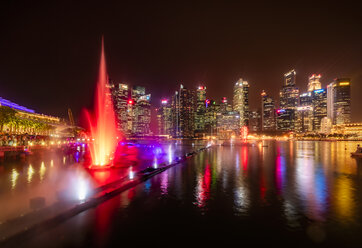 Singapur, Stadtbild bei Nacht, Wasserspiele - SMAF01193