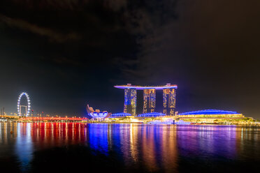 Singapur, Marina Bay Sands Hotel bei Nacht - SMAF01195