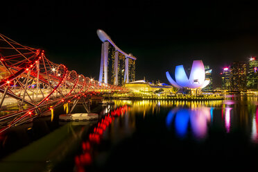 Singapur, Marina Bay Sands Hotel bei Nacht - SMAF01203