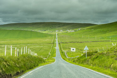 Vereinigtes Königreich, Schottland, Shetlandinseln, lange gerade Straße - RUNF00975