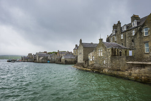 Vereinigtes Königreich, Schottland, Shetlandinseln, Seafront of Lerwick - RUNF00985