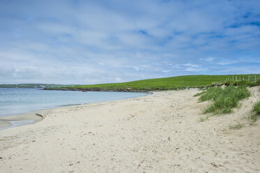 Vereinigtes Königreich, Schottland, Shetlandinseln, Sandstrand in Levenwick - RUNF00986