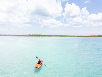 Mexiko, Yucatan, Quintana Roo, Bacalar, Frau im Kajak auf dem Meer in türkisfarbenem Wasser, Drohnenaufnahme - MMAF00773