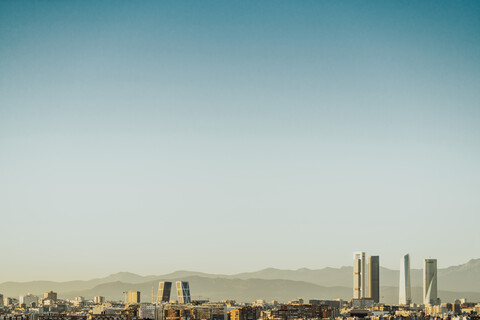 Spanien, Madrid, Stadtbild mit modernen Wolkenkratzern, lizenzfreies Stockfoto
