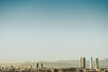 Spanien, Madrid, Stadtbild mit modernen Wolkenkratzern - JCMF00035
