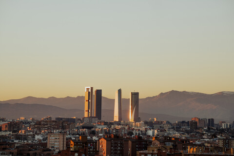 Spanien, Madrid, Stadtbild mit modernen Wolkenkratzern in der Dämmerung, lizenzfreies Stockfoto